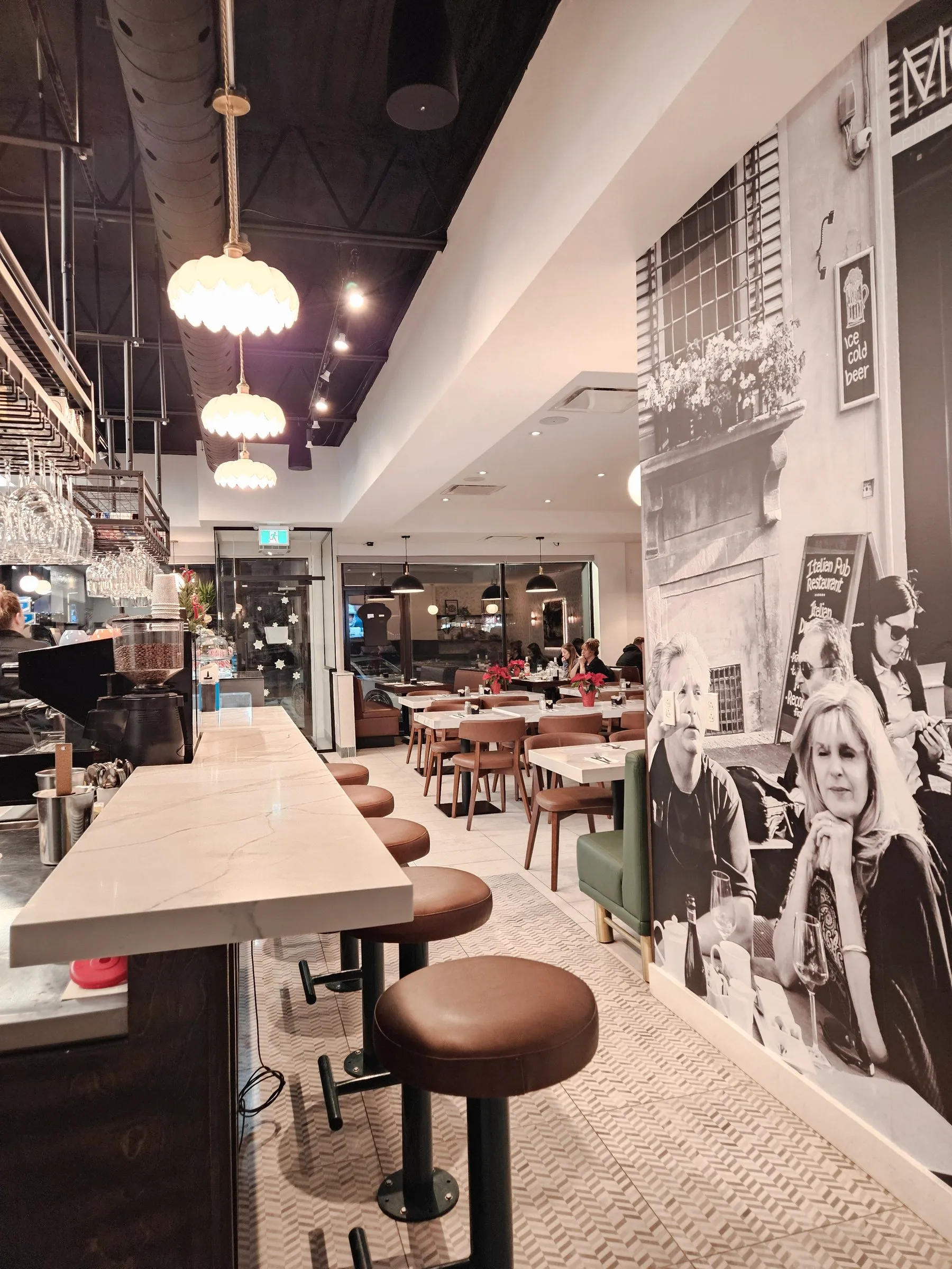 Le comptoir-bar et son mur de photo de Spanos