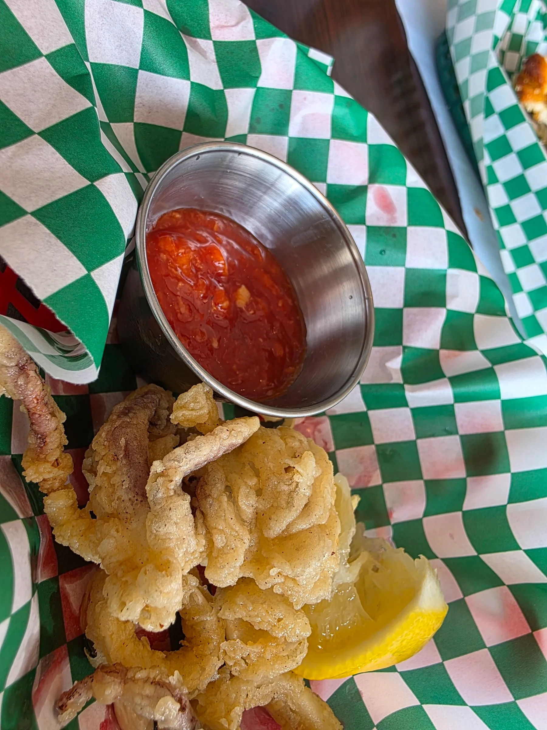 Calmars frits avec sauce tomate et quartier de citron