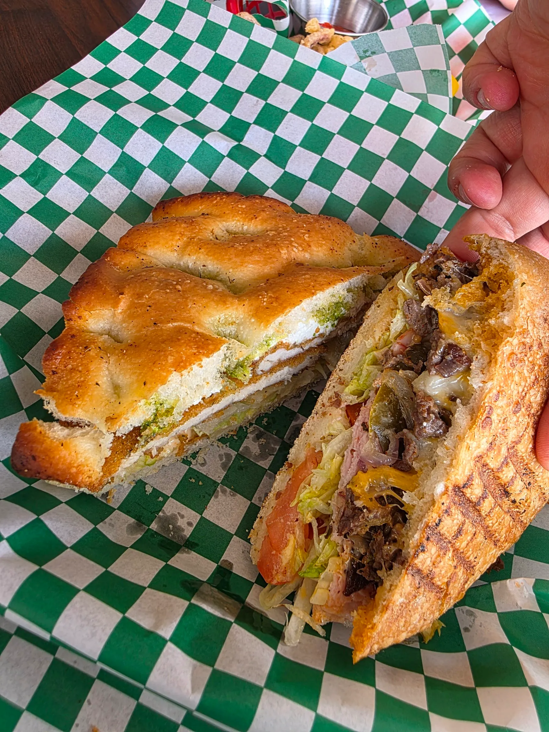 Sandwichs grillés ouverts sur un papier à carreaux verts