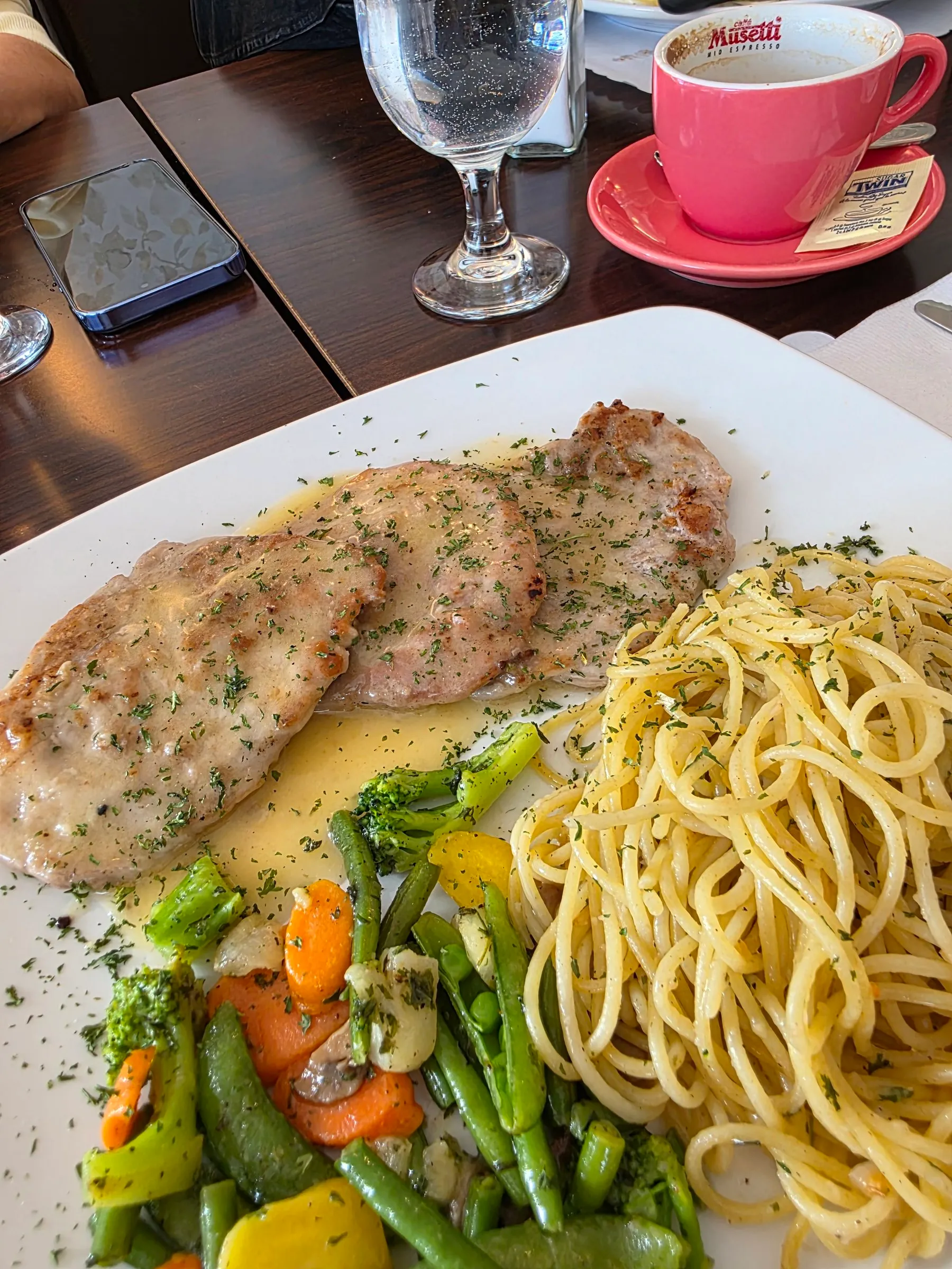 Escalopes en sauce au beurre, spaghetti et légumes chez Spanos