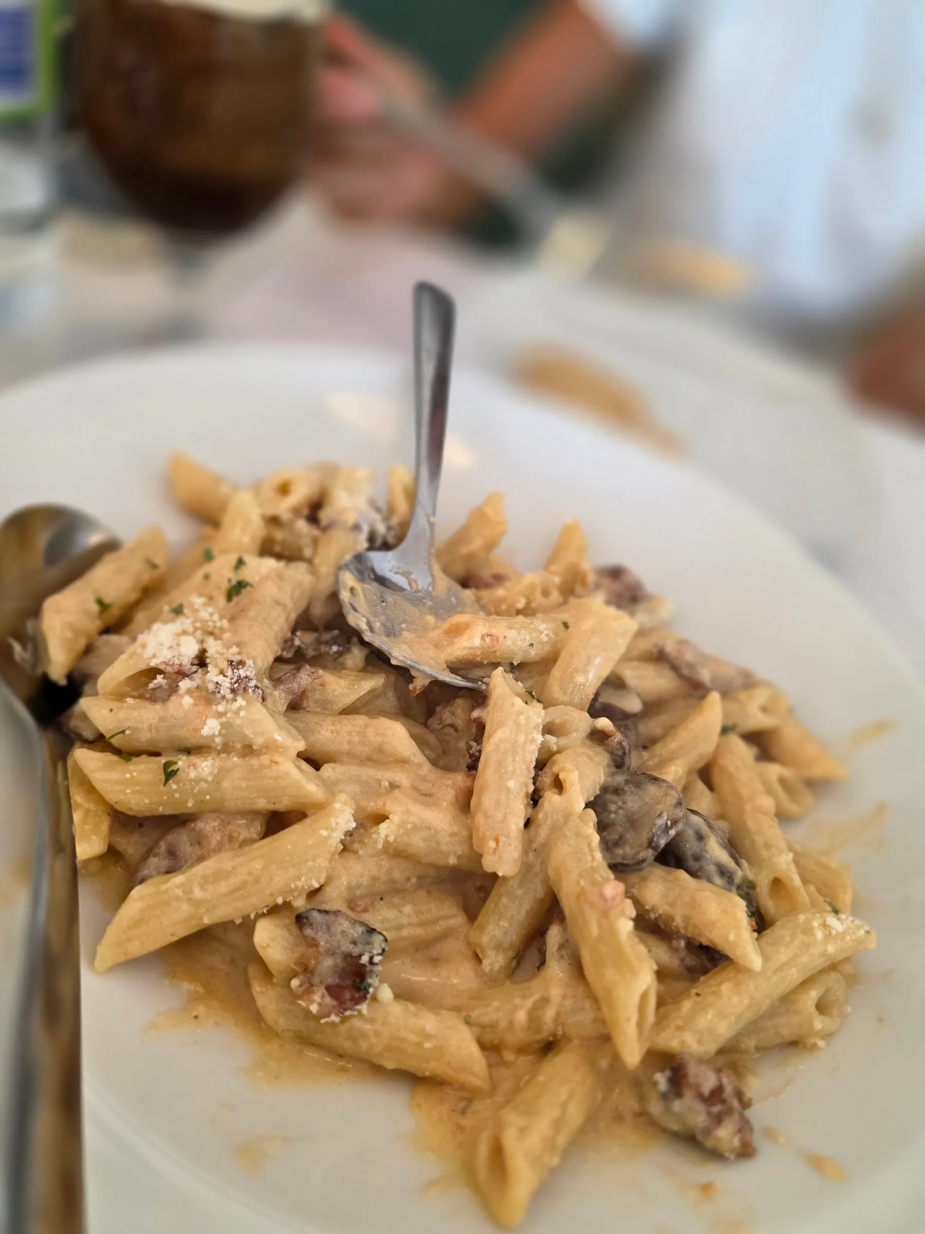 Penne aux champignons dans une sauce crémeuse