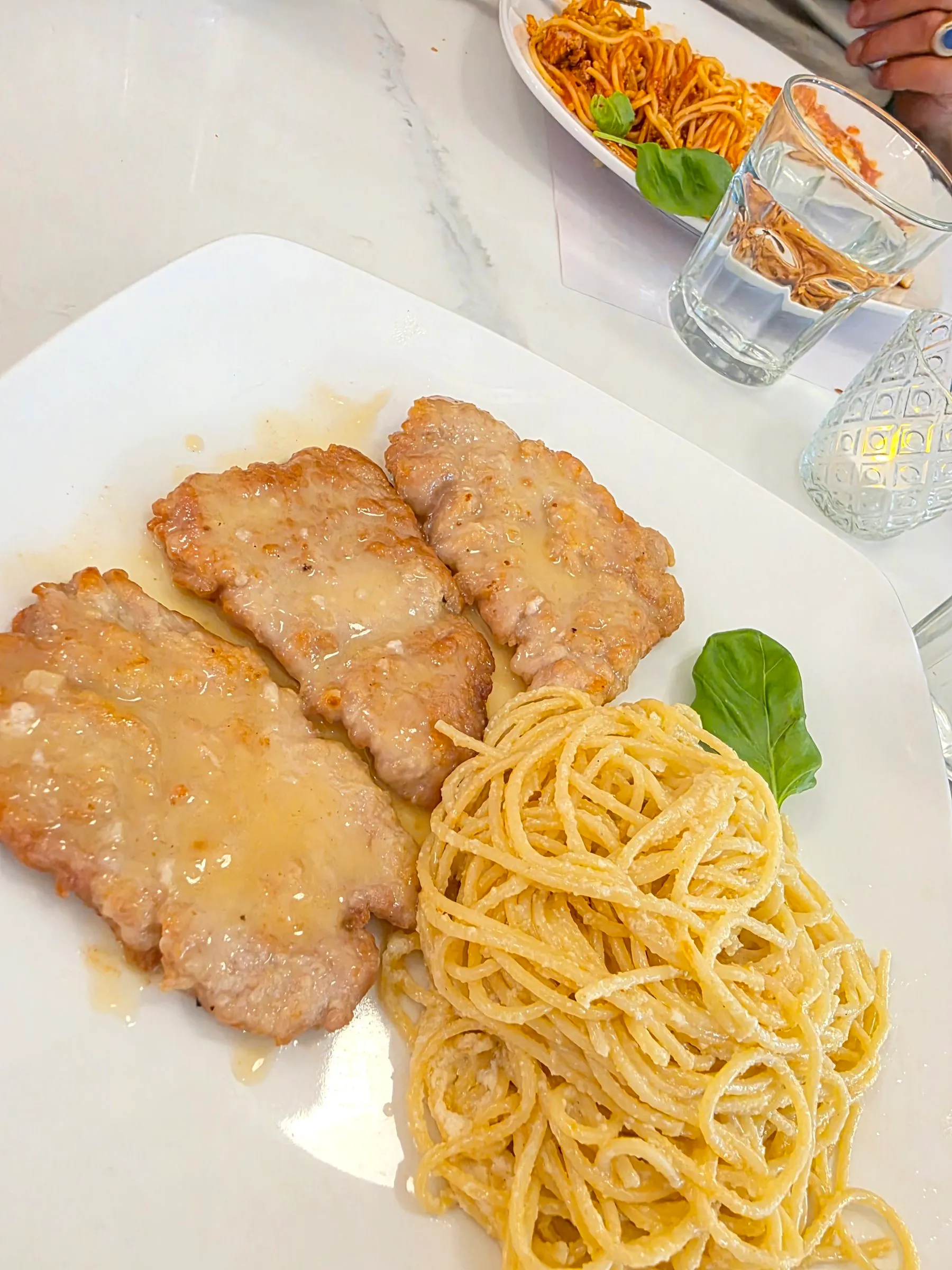 Assiette d’escalopes en sauce avec spaghetti et basilic