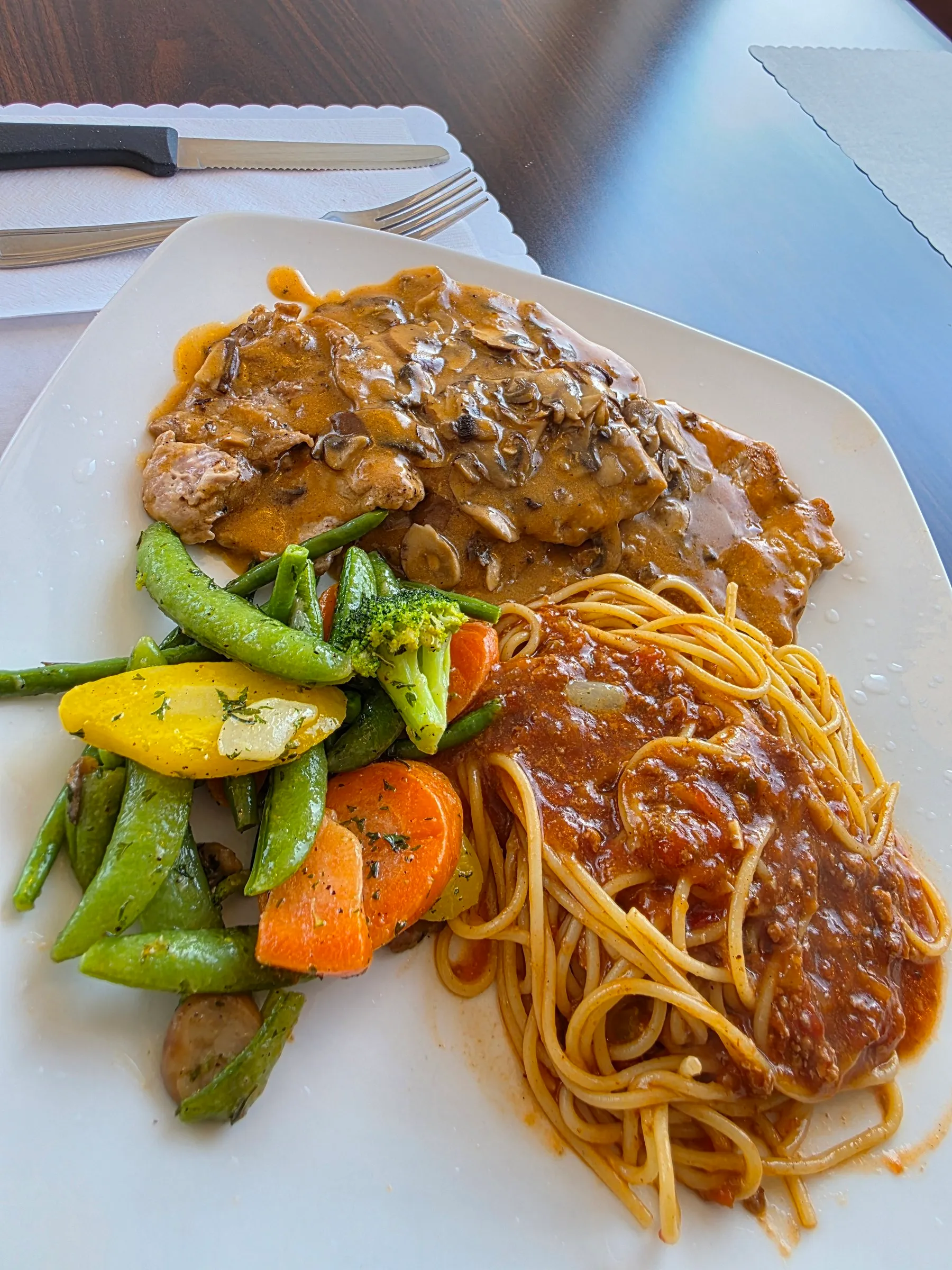 Escalopes en sauce aux champignons avec spaghetti et légumes