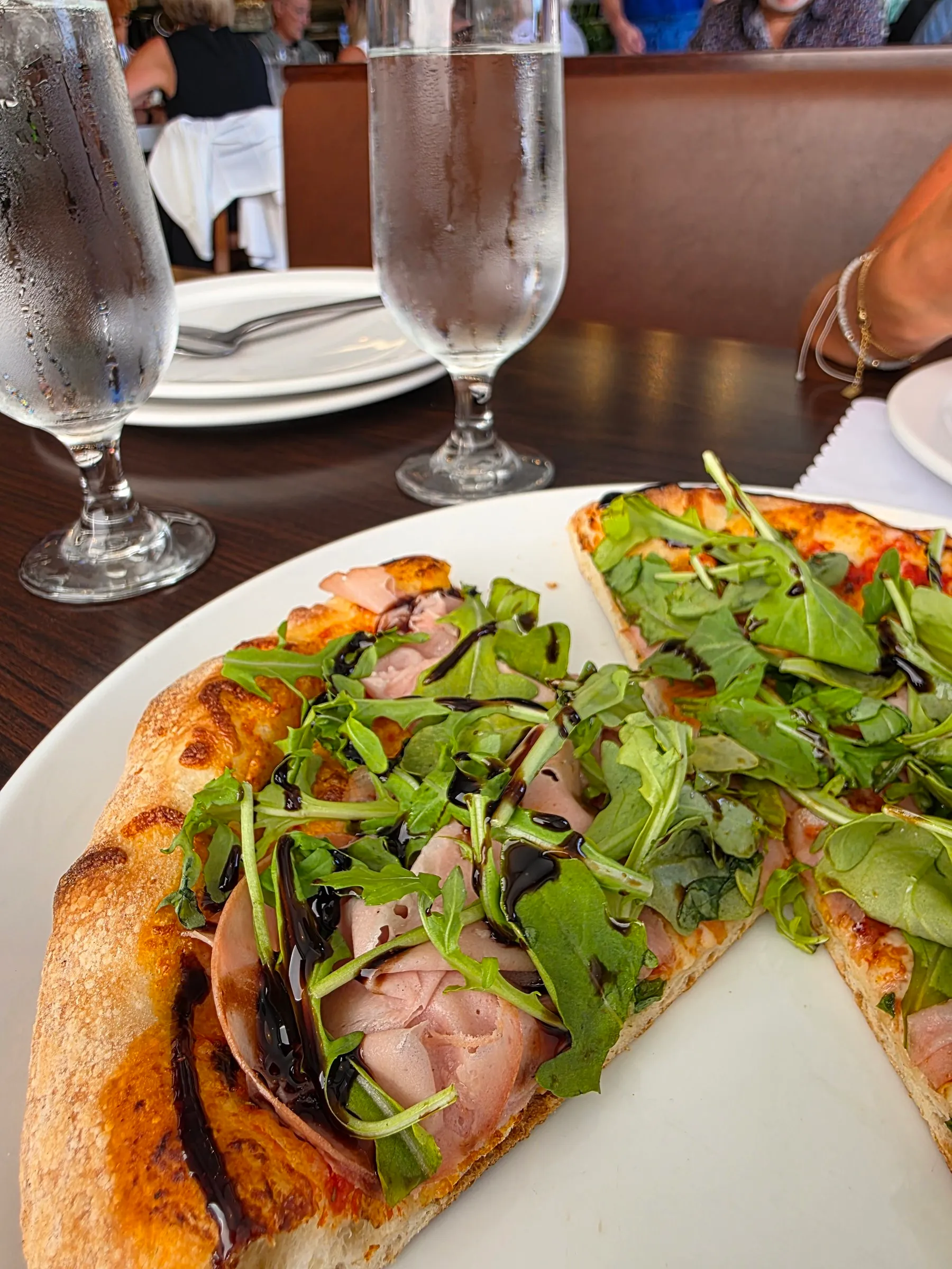 Pizza garnie de prosciutto, de roquette et de balsamique