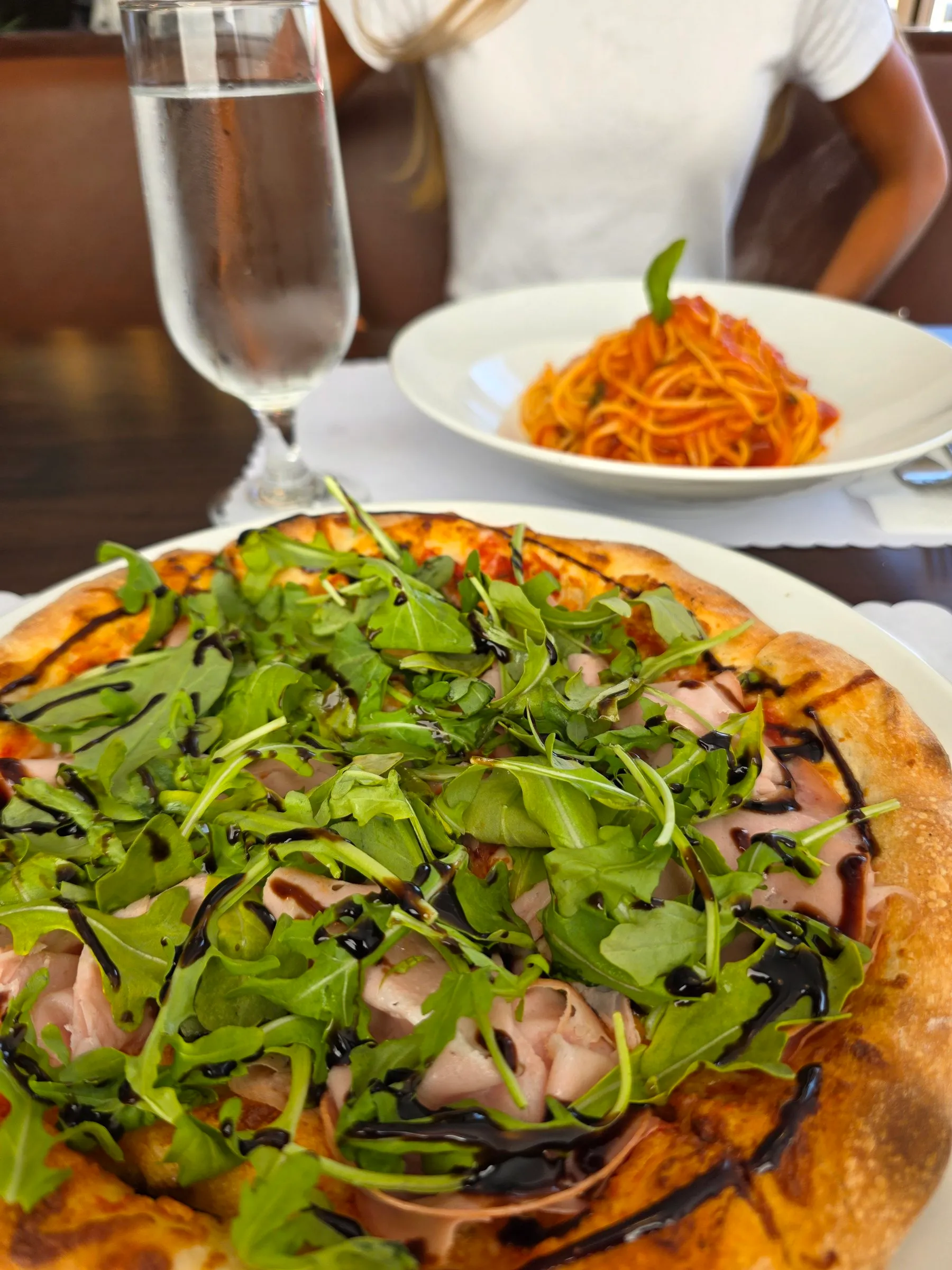 Pizza prosciutto et roquette servie au comptoir chez Spanos