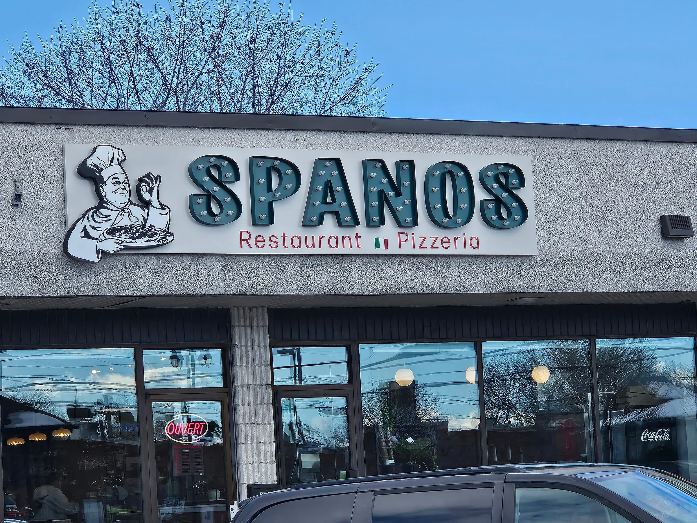 Façade du restaurant Spanos et enseigne extérieure de jour