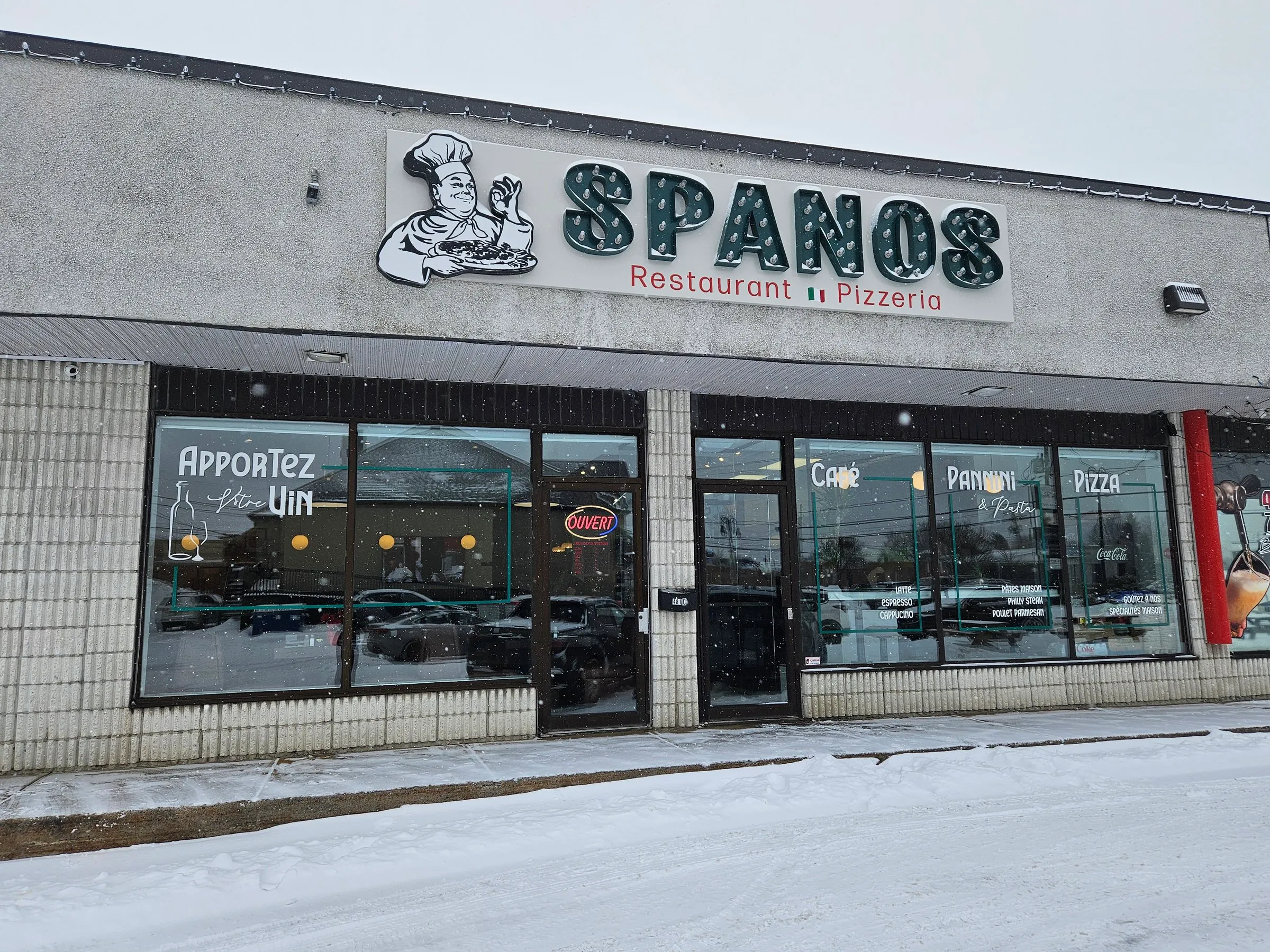 Enseigne Spanos sur le boulevard Lacombe, jour d’hiver