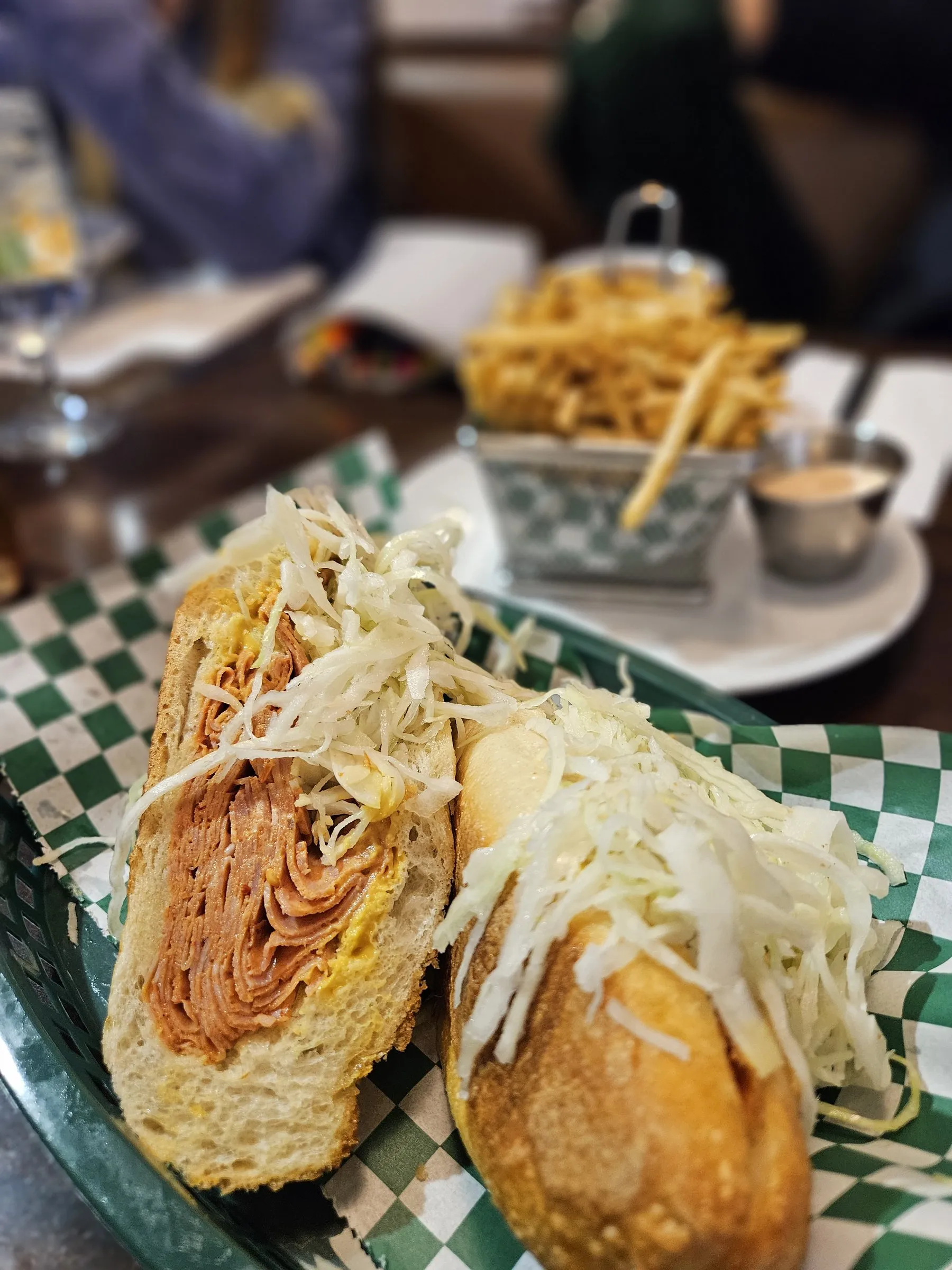 Sous-marin garni de salade de chou, servi avec des frites chez Spanos