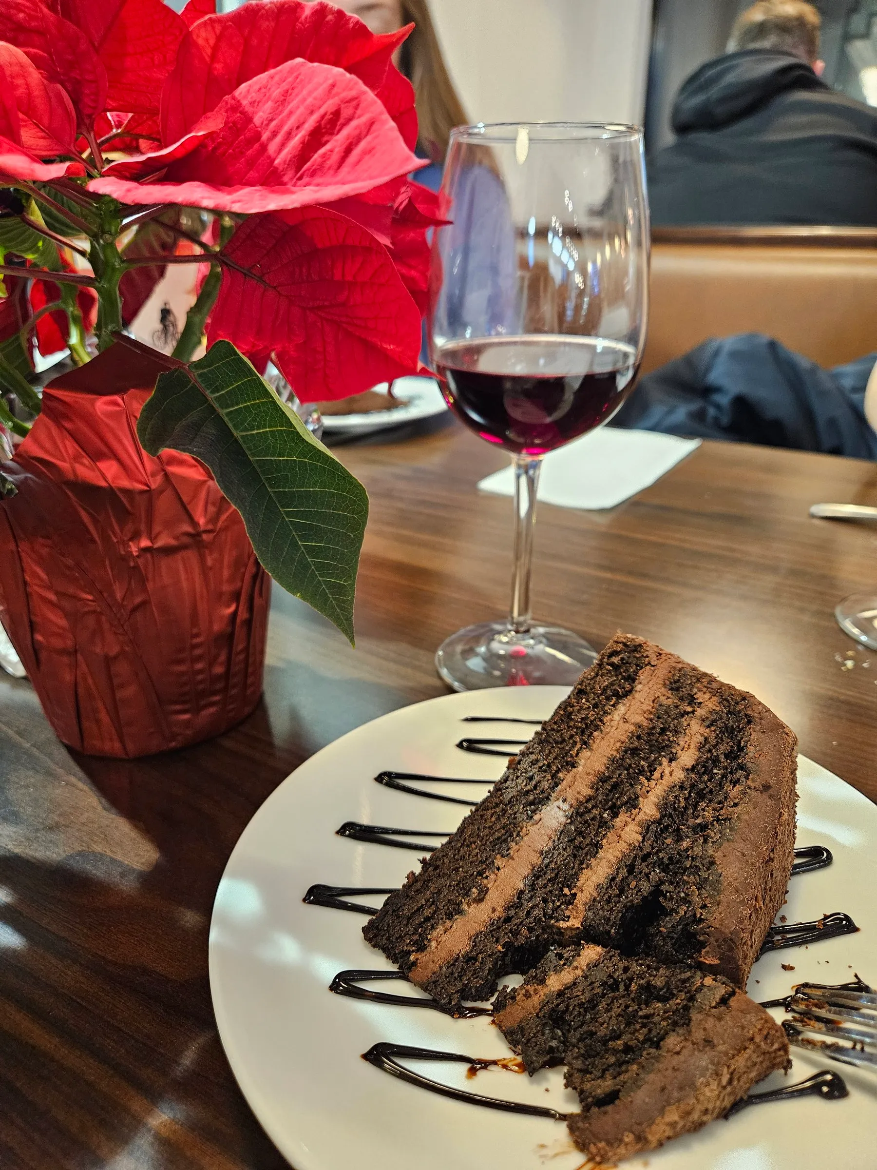 Part de gâteau au chocolat et verre de vin rouge