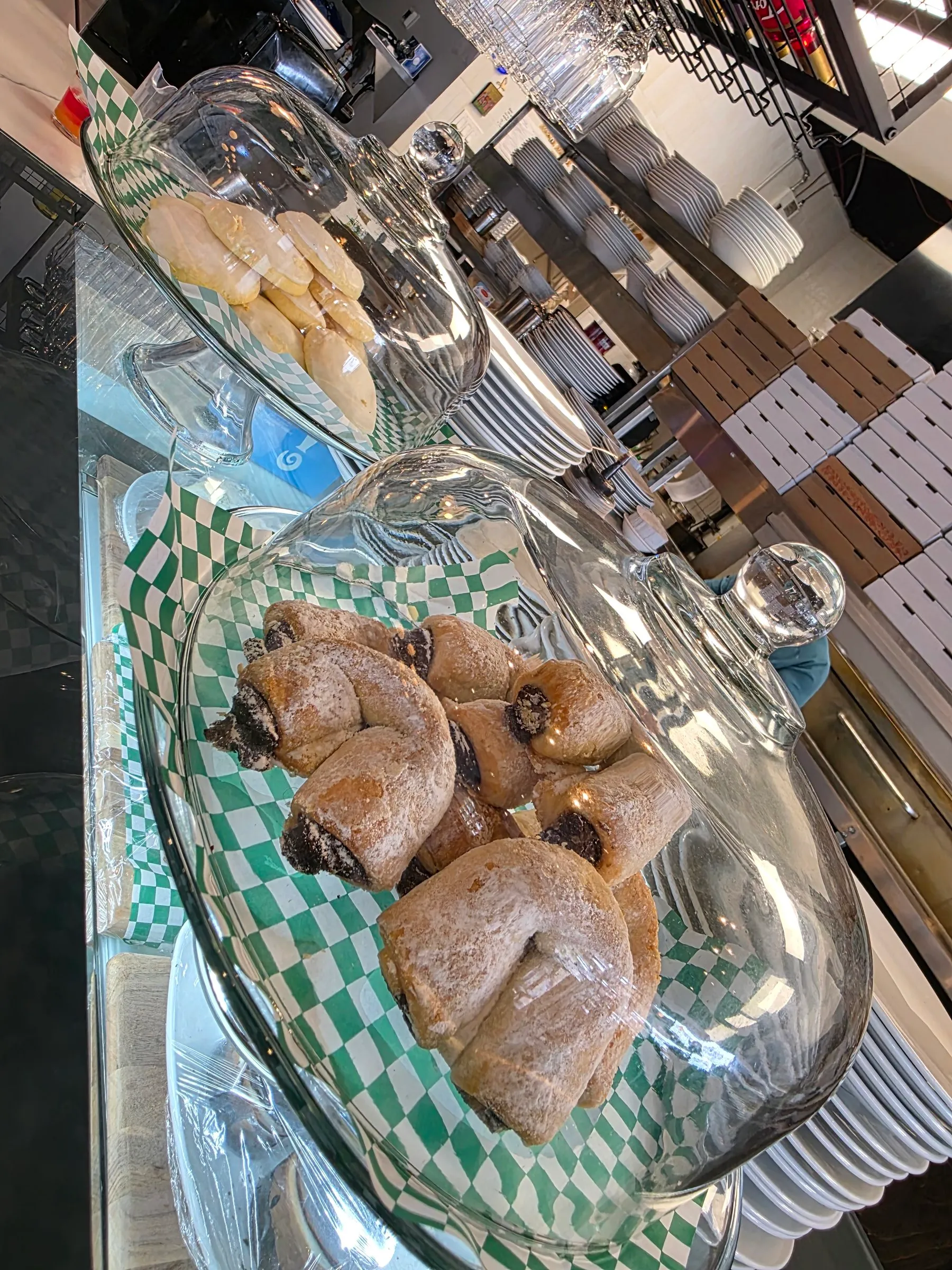 Pâtisseries saupoudrées de sucre sous une cloche de verre